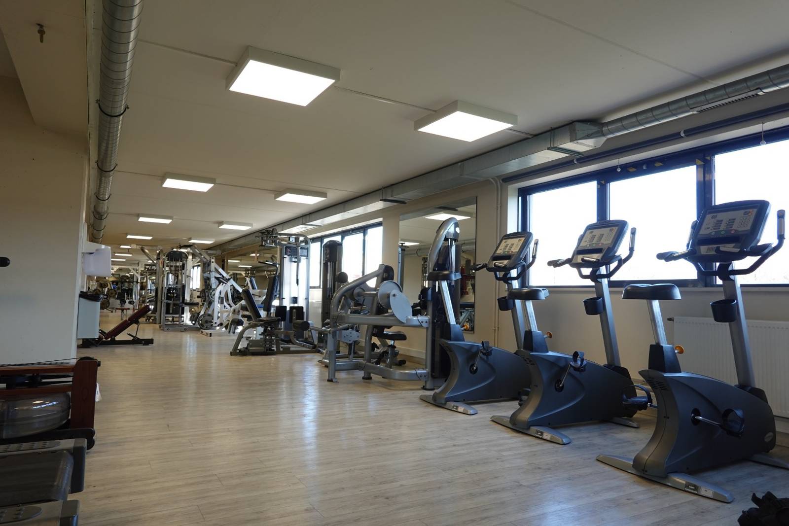 Le plateau cardio de FLF Gym, vélos et tapis face aux baies vitrées